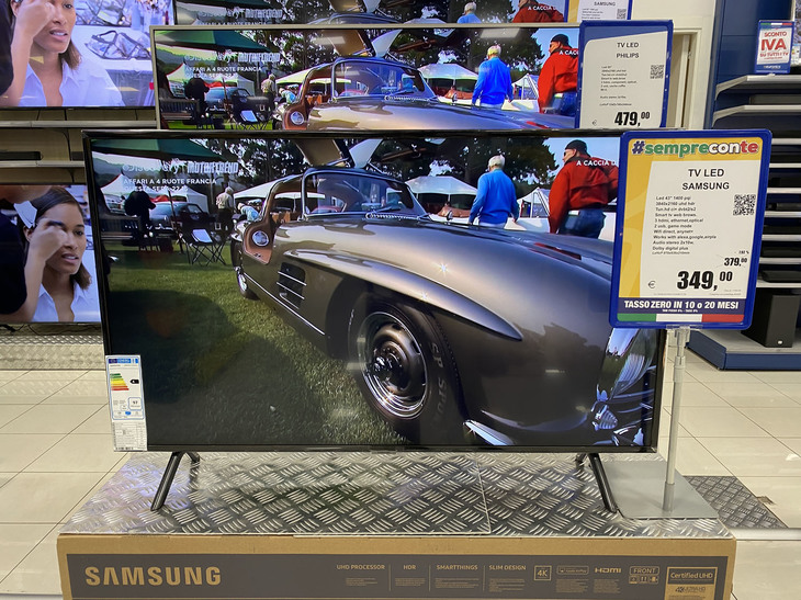 イタリアの家電量販店におけるテレビの陳列コーナー。ここ20年で、日本ブランドの存在感は大きく後退した。