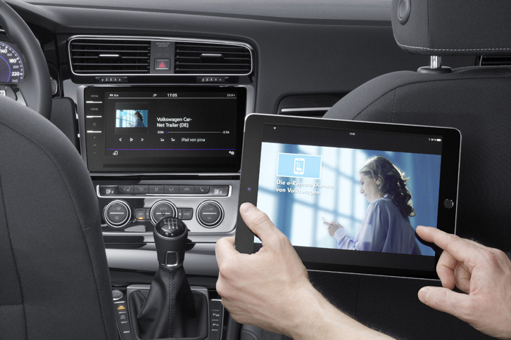 「メディア コントロール」と名付けられたアプリケーションを使うことで、タブレットやスマートフォンとの連携が可能に。例えば後席にいながら、ビデオやオーディオ、カーナビの操作ができるようになる。