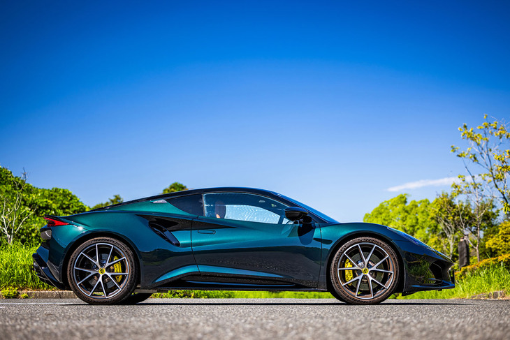 「エミーラ ファーストエディション」のボディーサイズは全長×全幅×全高＝4413×1895×1226mm、ホイールベースは2575mm。外寸はV6エンジン車と変わらないが、日本仕様車の車両重量はV6エンジン車よりも53kg軽い1446kgと発表されている。