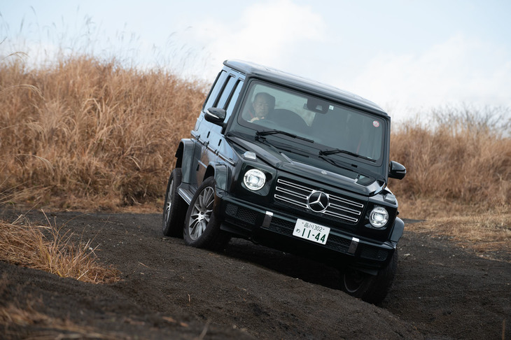 オフロードを重視したキャラクターはディメンションにも表れており、最低地上高は241mm、デパーチャーアングルが30°、アプローチアングルが31°、ランプブレークオーバーアングルが26°となっている。