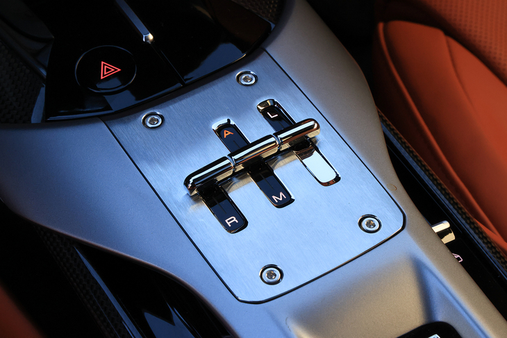 8段DCTのセレクターはかつてのHパターンを思わせるスタイル。左からリバース、オート／マニュアル変速の切り替え、ローンチコントロールのスイッチと並んでおり、ドライブは右のステアリングパドルを引いて選択する。