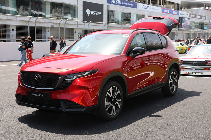 正式発表目前と思われる新型「マツダCX-5」。現行型と比べ、デザインが新しくなるだけでなく、インフォテインメント機能も大幅に進化する。人気のボディーカラー「ソウルレッドクリスタルメタリック」は、新型でも映えることが確認できた。