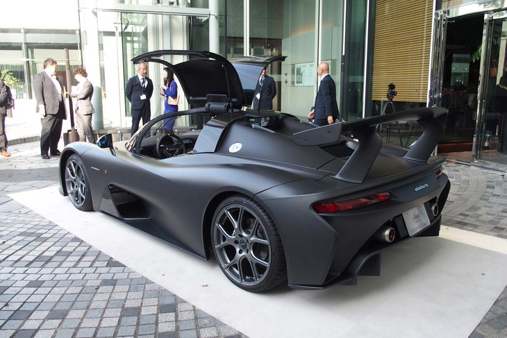 ルーフのないバルケッタスタイルを基本とし、ウインドシールドやドアを追加していくユニークな成り立ちのエクステリアを持つ「ダラーラ・ストラダーレ」。写真はクーペフォルムのフルキャノピースタイル。