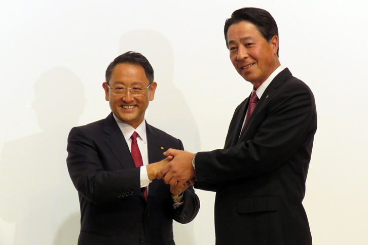 握手を交わすトヨタの豊田章男社長（左）と、マツダの小飼雅道社長（右）。