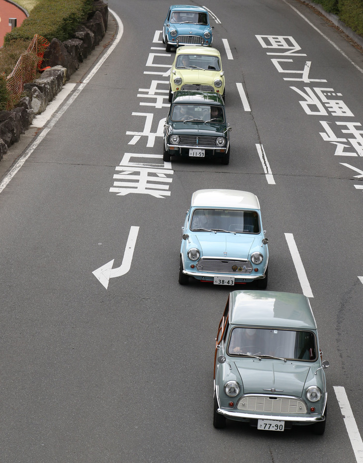 パレードは10台ずつのグループで実施された。これは先陣を切った「Mini」軍団。