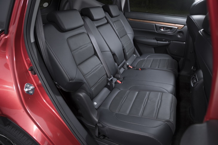 2列目シートは前後スライドに加えて、40：60分割でのダイブダウン機構も備えている。