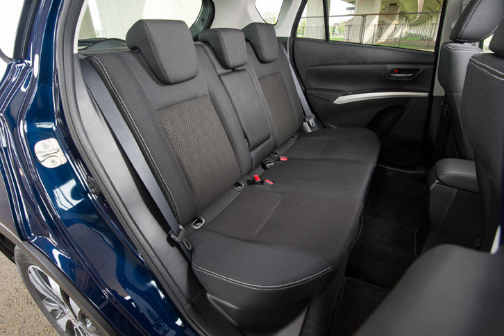 リアシートは6：4の分割可倒式で、背もたれには2段階の角度調整機構が備わる。