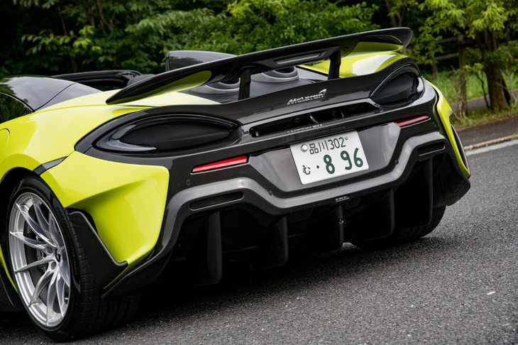 ボディー後端に装備される固定式のリアウイング。リアディフューザーは、マフラーを上方排気としたことで、より幅広で、かつ奥行きのある形状とすることが可能となった。