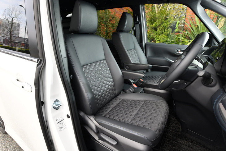 「S-Z」に装備される合皮とファブリックのコンビシート。前席にはシートヒーターが標準で備わっている。