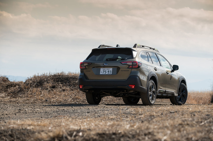 2021年秋に日本に導入された「レガシィ アウトバック」。日本未導入の大型SUV「アセント」や、高性能スポーツモデル「WRX」などの例を除くと、スバルの旗艦車種にあたる。