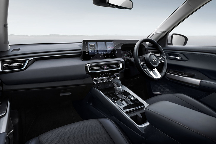 水平基調のインストゥルメントパネルには、12.3インチのディスプレイオーディオと8インチのデジタルドライバーディスプレイが並ぶ。