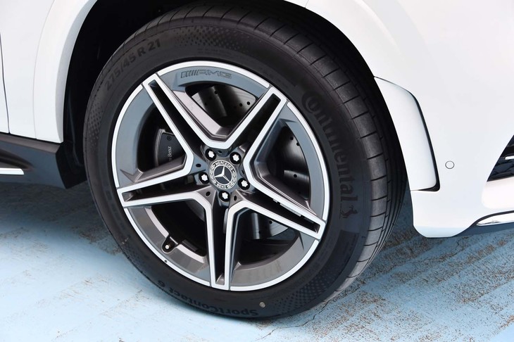 21インチの「AMG 5ツインスポークアルミホイール」は、セットオプション「AMGライン」に含まれるもの。標準モデルには20インチのホイールが装着されている。