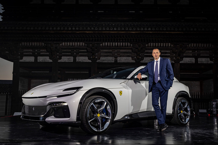 「フェラーリ・プロサングエ」とフェラーリ・ジャパンのフェデリコ・パストレッリ社長。（写真：フェラーリ・ジャパン）