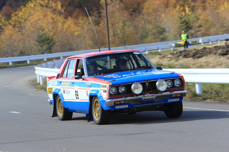 ラリー仕様の「日産スタンザ」（1979年）。販売地域や仕様に応じて「バイオレット」「スタンザ」「160J」とさまざまな車名で呼ばれたモデルで、1978年の第13回サザンクロスラリーで優勝するなど、ラリーでも活躍を見せた。