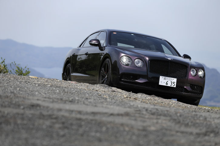 試乗車のボディーカラーは、「ダムソン」。クロームからグロスブラックへと変更になった各種パーツと併せて、強烈な存在感を漂わせている。