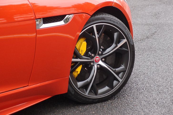 「Fタイプ」のV8モデル「R」には、20インチの大径ホイールが標準で備わる。