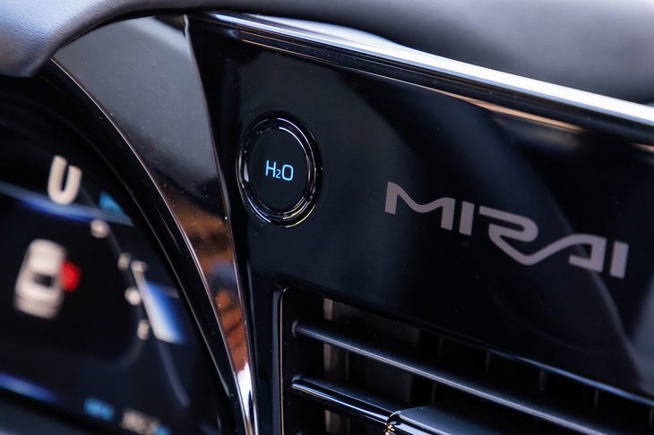 インストゥルメントパネルに設置されたウオーターリリーススイッチ。通常、発電により発生する水は排水管から自動的に排水されるが、このスイッチを用いて任意のタイミングで排水することもできる。