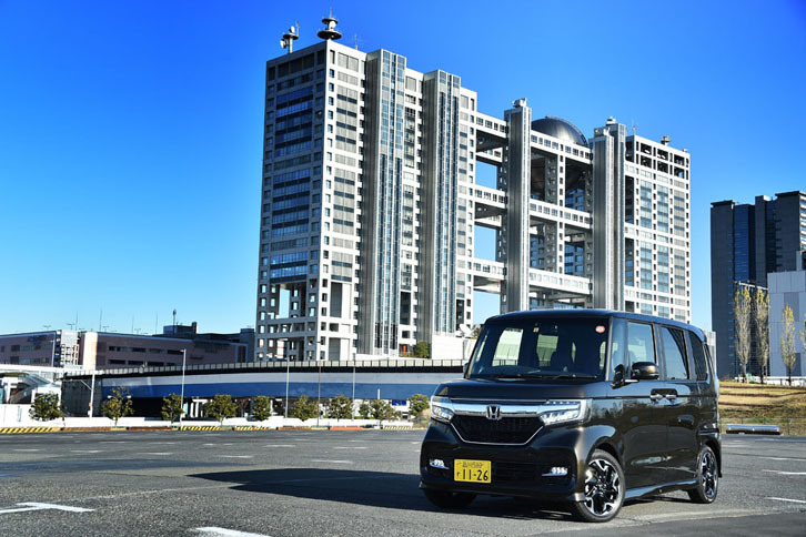 ドライブは、東京・お台場からスタート。個性的なデザインのフジテレビ本社とのツーショット。