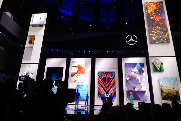 「ビジョンEQフォーツー」はミュージカル調の演出の下で披露された。