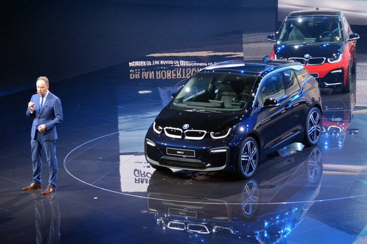 プレスカンファレンスで世界初公開された「BMW i3」のマイナーチェンジモデル。