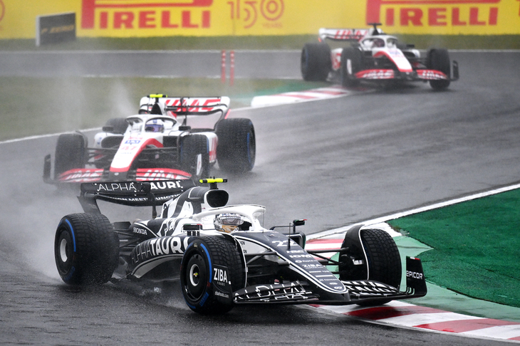 ようやく母国GPを迎えることができたアルファタウリの角田裕毅（写真前）。F4時代には鈴鹿サーキットのコースレコードを樹立したほど勝手知ったるコースでは、予選でブレーキの“片利き”という思わぬ不調に悩まされるも、Q2で13位と健闘。チームメイトのピエール・ガスリーがQ1敗退で17位となったことに比べれば善戦したといっていい。レースではスタート後に9位となるも、タイヤ交換のタイミングで順位を落とし、インターミディエイトタイヤで苦戦。結果、スタートポジションと同じ13位で完走となり、初の母国GPで入賞ならず。悔しさを口にするも、ホームでF1を走らせる喜び、応援してくれた多くのファンへの感謝を語っていた。ピットレーンスタートのガスリーは、オープニングラップでコース脇の看板がマシンにかぶさり、フロントウイングを壊すという不運に見舞われ17位、レース後に赤旗でのスピード違反を取られ20秒加算ペナルティーを受け18位に降格。（Photo=Getty Images / Red Bull Content Pool）