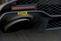 ベース車両はマフラーが左右4本出しなのに対して、「GT-R50 by Italdesign」は2本である。