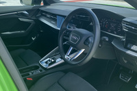 「A3」のインストゥルメントパネルをベースに、パーフォレーテッドレザー巻きのステアリングホイールやアルミ調加飾などの専用アイテムでスポーティーに仕立てられた「RS 3セダン」のコックピット。