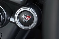 スタート／ストップボタンには「GR」ロゴがプリントされている。