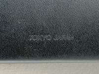 ソフトケースの裏側にも「TOKYO JAPAN」の文字が誇らしげに刻印されている。