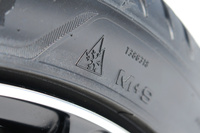 サイドウォールに描かれた“スノーフレークマーク”。過信は禁物だが、このタイヤなら冬用タイヤ規制がしかれた道でも走行が可能だ。