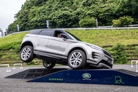 どこか1輪が浮くような極端な凹凸のあるような路面でも、接地している3輪のトラクションが失われることはない。「テレインレスポンス2」には、「オート」「コンフォート」「ダイナミック」「エコ」「草／砂利／雪」「泥／わだち」「砂地」という7つの走行モードが設定されている。