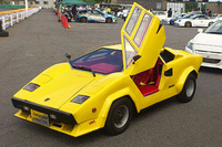 「サンバルギーニ・コカウンタック」は福田モータース（群馬県前橋市）がS49年式の「スバル・サンバートラック」をベースに、3年3カ月をかけて製作したクルマ。「ランボルギーニ・カウンタックLP400S」をモチーフとしたのだろうか。