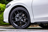 「ベルリナブラック」にペイントされた「シビックRS」グレードの18インチホイール。235/40R18サイズのタイヤが組み合わされる。ちなみに「シビック タイプR」のタイヤサイズは265/30ZR19で、「ミシュラン・パイロットスポーツ4 S」が指定タイヤになっている。