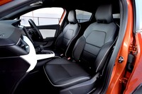 シートは快適性とホールド性を高次元で両立させている。「ルーテシア インテンス プラス」のものは、上質なレザー仕立て。シートヒーターも標準で備わる。