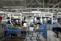 同じラインを流れる「シビック タイプR」と「ステップワゴン」。自動車製造の世界では、複数の車種を同一のラインで生産する「混流生産」は当たり前のこととなっている。