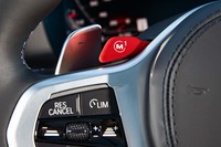 ステアリングスポーク部の赤いレバーを操作することで、あらかじめ設定しておいた走行特性を瞬時に呼び出すことも可能。レバーは左右ひとつずつ、計2つ（2モード分）備わる。
	 