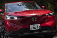 ボディー同色のフロントグリルが主張する。前後のランプ類は全グレードでLEDを採用している。