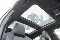 こちらは調光パノラマルーフのガラスをクリアにしたところ。スイッチ操作だけでなく「空が見たい」といった音声でもコントロール可能。電動シェードも付いている。