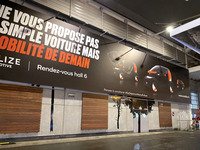 シェアリングを主体としたルノー系のブランド、モビライズの大型看板。下部には2022年から施行された法律に従い「相乗りを考えましょう」の文字が記されている。