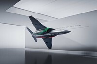 ピニンファリーナが手がけた「フレッチェ・トリコローリ」の機体は、底部のグラフィックでも機体表面やエンジン内部を流れる空気を視覚化している。