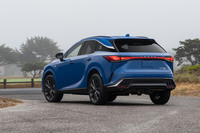 躍動感の伝わるリアビュー。ウィンドウの後端を下げることで、水平かつ低重心な姿勢が表現されている。