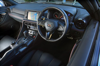 「GT-Rトラックエディション engineered by nismo」（以下トラックエディション）のインストゥルメントパネルまわり。「GT-R」の内装は、2017年モデルを機にデザインが大幅に変更された。