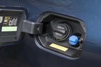 燃料（軽油）の容量は43リッター。給油口の隣には、排ガスを浄化するためのAdBlue（アドブルー）の注入口も。