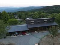 山中にたたずむ、多田さんの“ついのすみか”。現在クルマは2台で、ガレージにはSUVのPHEVと軽トラがおさまっている。ここに理想のガソリンエンジン車が加わる日も近い!?