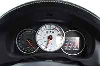 ホワイトのタコメーター（写真中央）が特徴的なメーターパネル。左側のスピードメーターも他グレードとはデザインが異なっている。