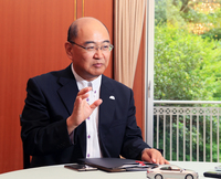 ＜プロフィール＞
	1987年入社。商用車シャシー開発、カムリ系製品企画などに携わる。2005年にチーフエンジニアとして「カローラバーソ」の製品企画を担当。2009年からトヨタモーターヨーロッパに駐在し、2013年から「カムリ」のチーフエンジニアを務める。