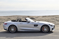 ボディーサイズは4550×1995×1260mm。アルミを多用することにより、車重は1740kgに抑えられている。