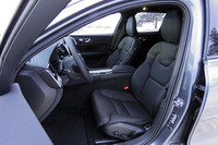 試乗車にはヒーター付きの黒いレザーシートが装備されていたが、日本仕様がどうなるかについてはまだ明らかにされていない。