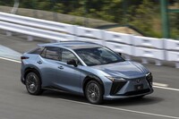 「RZ」は前後計2基のモーターで4輪を駆動する。前後のトルク配分は、加速度や舵角などの情報を基に100：0～0：100の間で制御される。