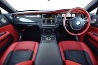 インテリアのクロームパーツもダークな色調で統一される。ハンドルの位置は左右を選べる。